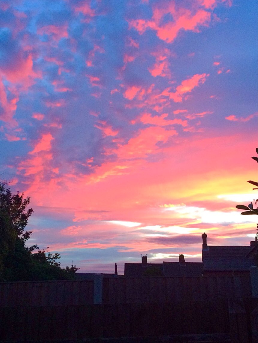 AnnaJayJones's tweet photo. #Gorgeous #Sunset #Colours Tonight #PinkHues #RedHues #Sky #Skyatnight #Sunlitsky #Swad #Swadlincote 18.43pm https://t.co/HwuxWWdPKv