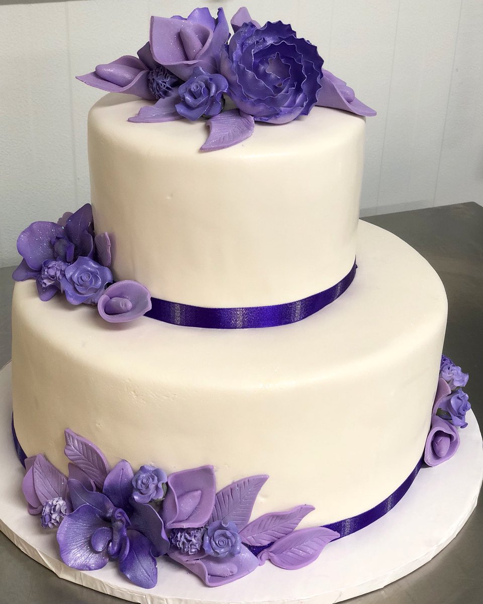 ShopCaputos's tweet photo. A beautifully classic cake for #SweetsSunday 

#Caputos #LaBellaRomana #bakery #cake https://t.co/LA9Af59vqQ