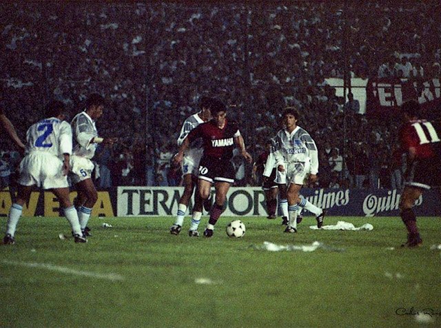 aguschmer's tweet photo. Hace 25 años Maradona volvía al fútbol luego de su suspensión y lo hacía con la camiseta del @CANOBoficial enfrentando al @CSEmelec en Rosario. El mundo entero vio el golazo de Diego en una noche fantástica del que sería campeón ecuatoriano unas semanas más tarde. Gran recuerdo. https://t.co/00IRYUbp4B