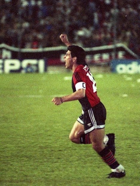 aguschmer's tweet photo. Hace 25 años Maradona volvía al fútbol luego de su suspensión y lo hacía con la camiseta del @CANOBoficial enfrentando al @CSEmelec en Rosario. El mundo entero vio el golazo de Diego en una noche fantástica del que sería campeón ecuatoriano unas semanas más tarde. Gran recuerdo. https://t.co/00IRYUbp4B
