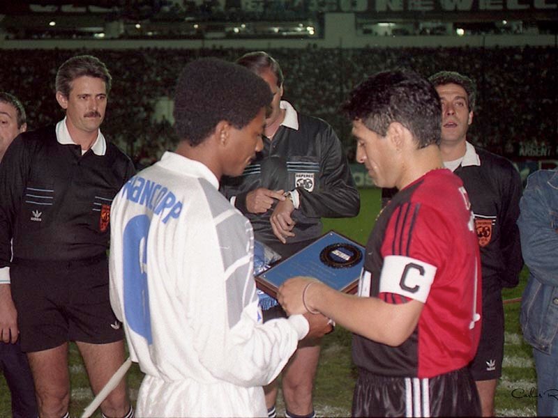 aguschmer's tweet photo. Hace 25 años Maradona volvía al fútbol luego de su suspensión y lo hacía con la camiseta del @CANOBoficial enfrentando al @CSEmelec en Rosario. El mundo entero vio el golazo de Diego en una noche fantástica del que sería campeón ecuatoriano unas semanas más tarde. Gran recuerdo. https://t.co/00IRYUbp4B