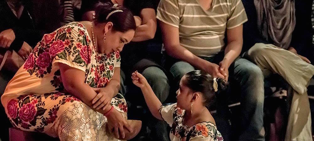 mooneyontheatre's tweet photo. Vignettes about Mayan womanhood take the stage in Del Manantial del Corazón (The Spring of the Heart) as part of @AlunaTheatre's RUTAS Festival. #AlunaRUTAS https://t.co/icFBQ5w2Ms https://t.co/6eWD69DeG1