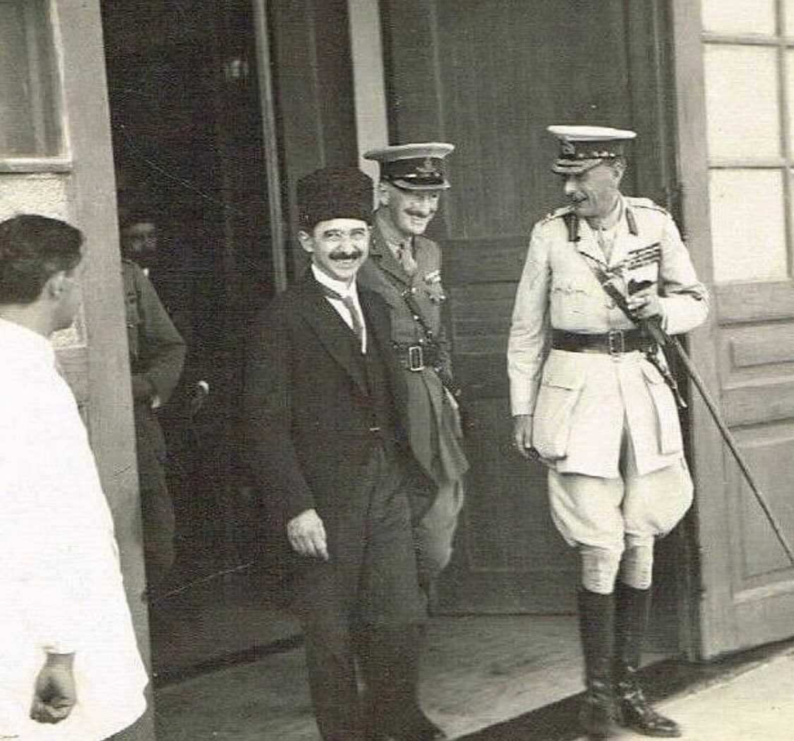 DarkWebDeepT's tweet image. Bu ne neşe İsmet Paşa !!! Alt tarafı lozan’dan dönüyorsun. Üstelik yanındaki de ingiliz işgal kuvvetleri komutanı !!!! #ismetinönü