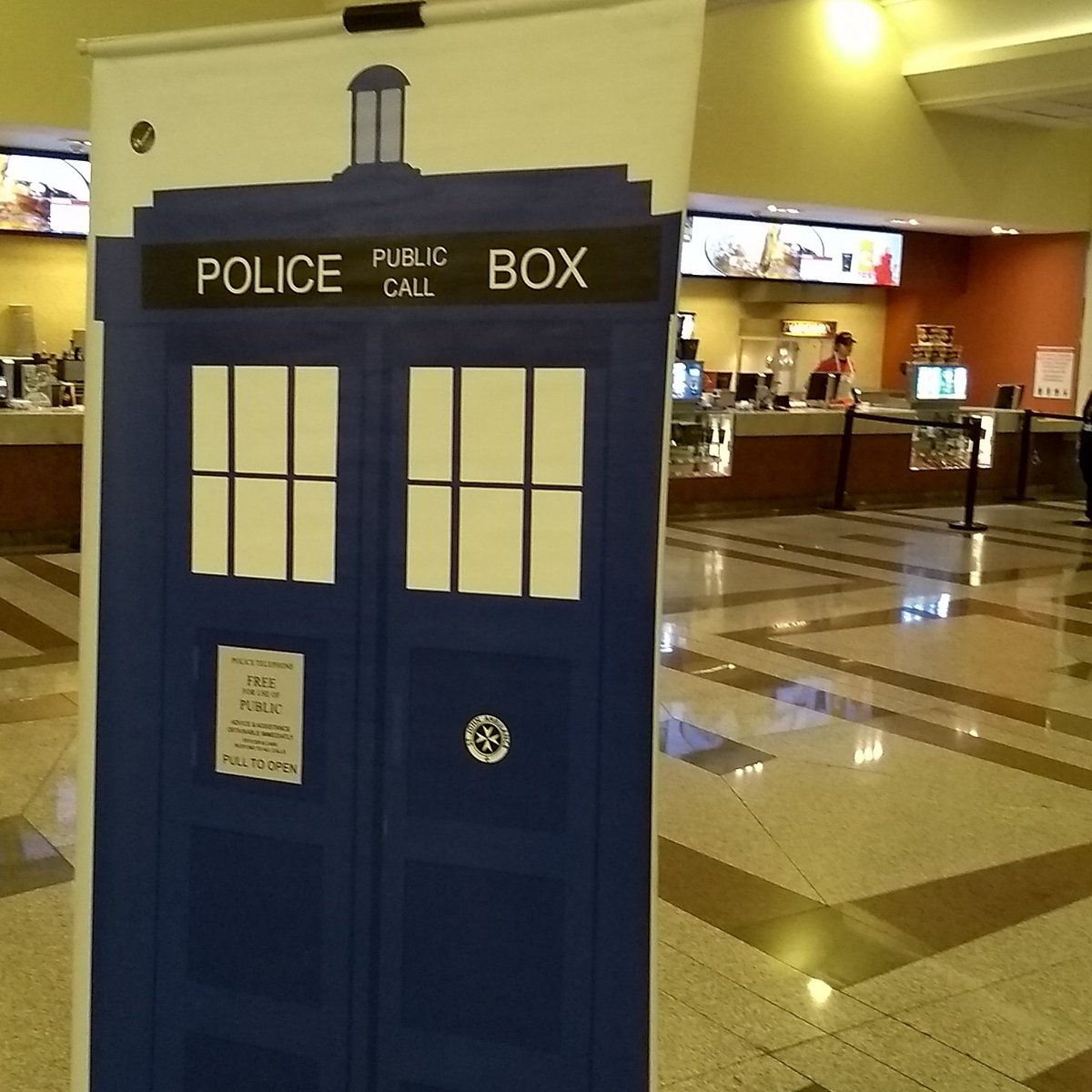 WHOVIANS_PR's tweet photo. Olhem o que pousou no #Cinemark #DoctorWhonoCinemark #DoctorWho https://t.co/H22X5OkrTm