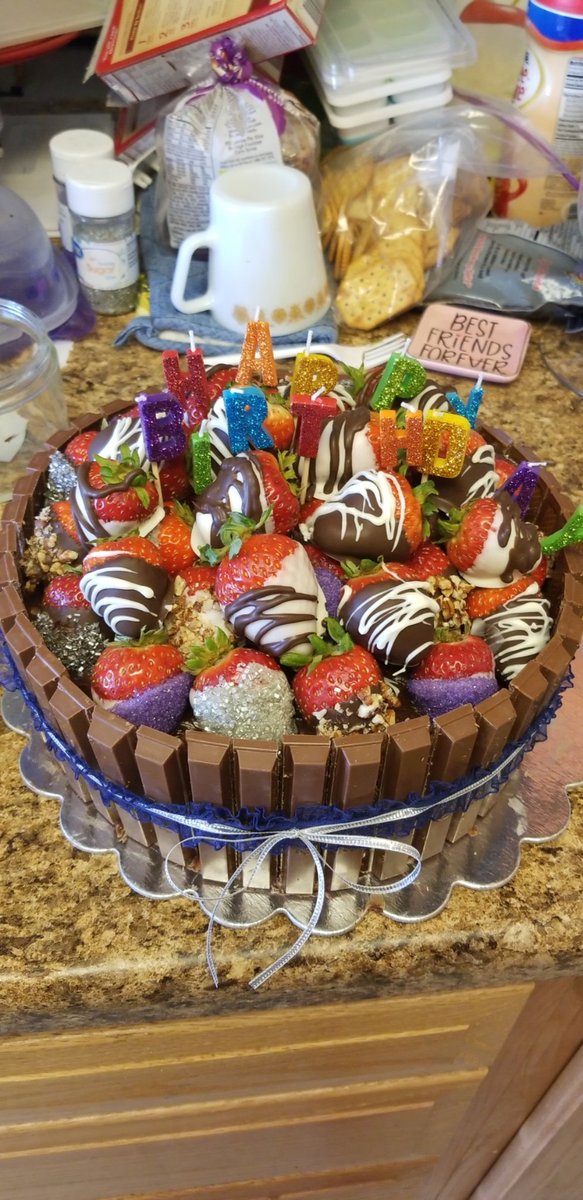 lenagomez2002's tweet photo. @LEXXXLIEEE 
I made the kitkat cake for my mommas birthday today #LesDoMakeup #LesKitKatCakeTutorial https://t.co/6Ajr8kwEhK