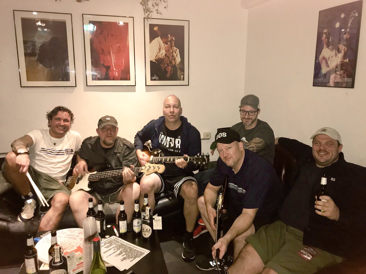 Backstage mit #BILD bei der #HSV -Kultband #Abschlach ! Wie die Jungs ihr 15. Jubiläum in #Hamburg feierten - Montag in <a href="/BILD_Hamburg/">BILD Hamburg</a> ! <a href="/Abschlach/">Abschlach! Hamburg</a> <a href="/HSV/">Hamburger SV</a> <a href="/hsv_sc/">HSV Supporters Club</a>