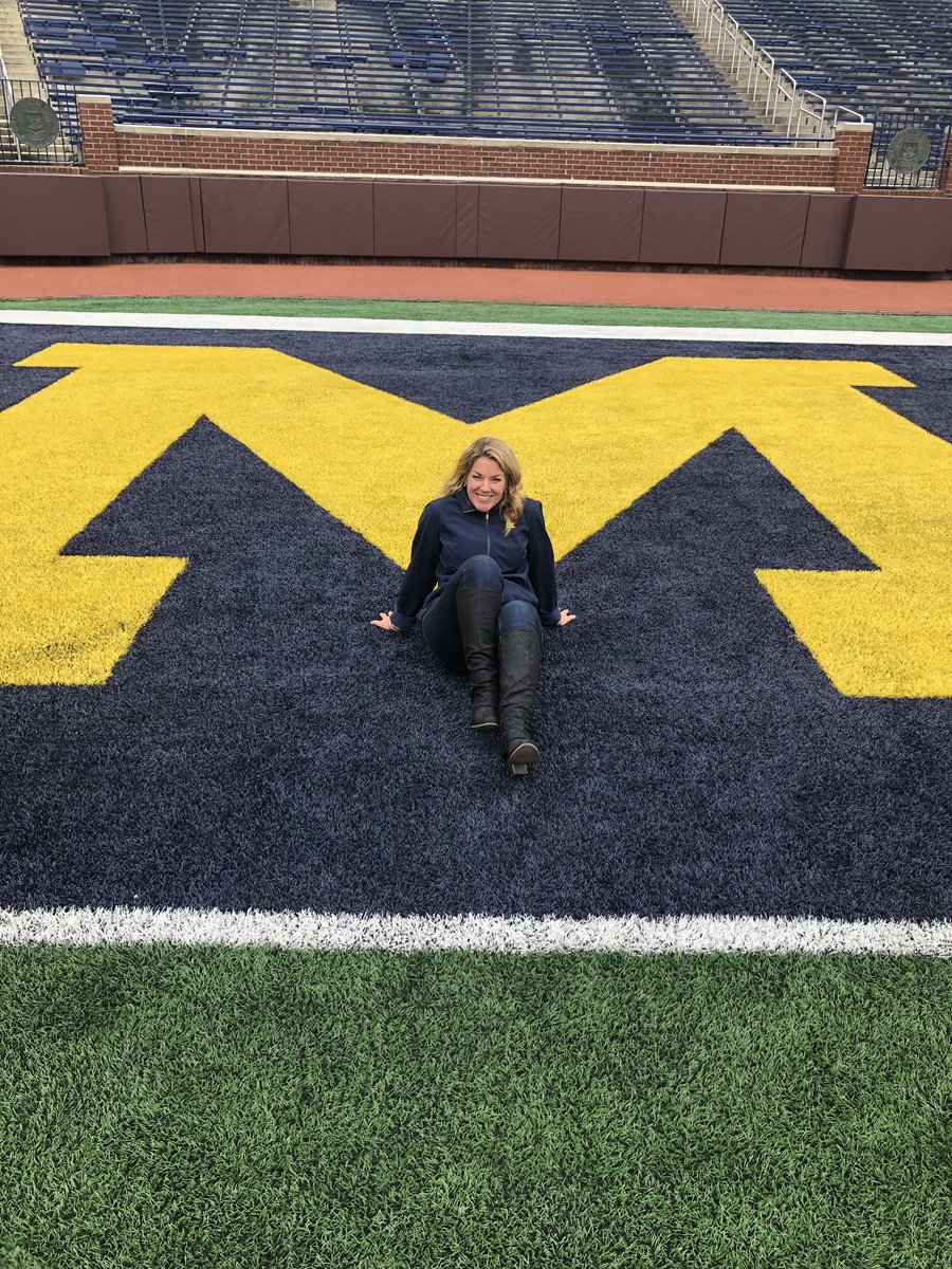 ElaineMorrisYVR's tweet photo. Hanging in The Big House.. Although still think that the M is for Morris! #UofM #TheBigHouseLive #Wolverine https://t.co/eo9NRNKElr
