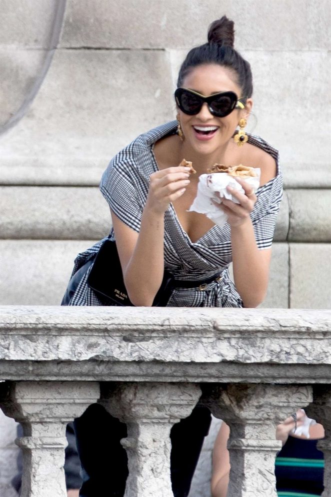 prettylieliars's tweet photo. Nothing can make you smile so easily as food. Find happiness in a croissant. 🥐😂❤️ I love you because I feel you @shaymitch ❤️ https://t.co/wrvbg4Syg1