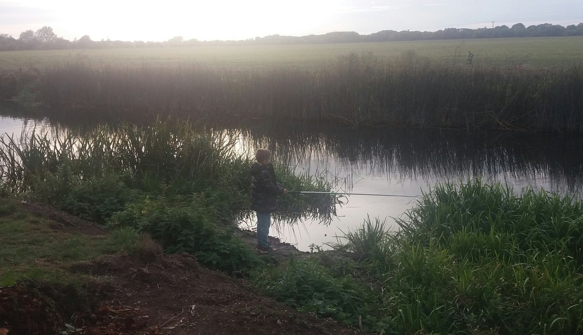 AlisonMannas's tweet photo. Weekend now complete - got our fishing fix. #fishing #getintofishing #ParentsinSportWeek2018 https://t.co/Rkvq2Z5VFm