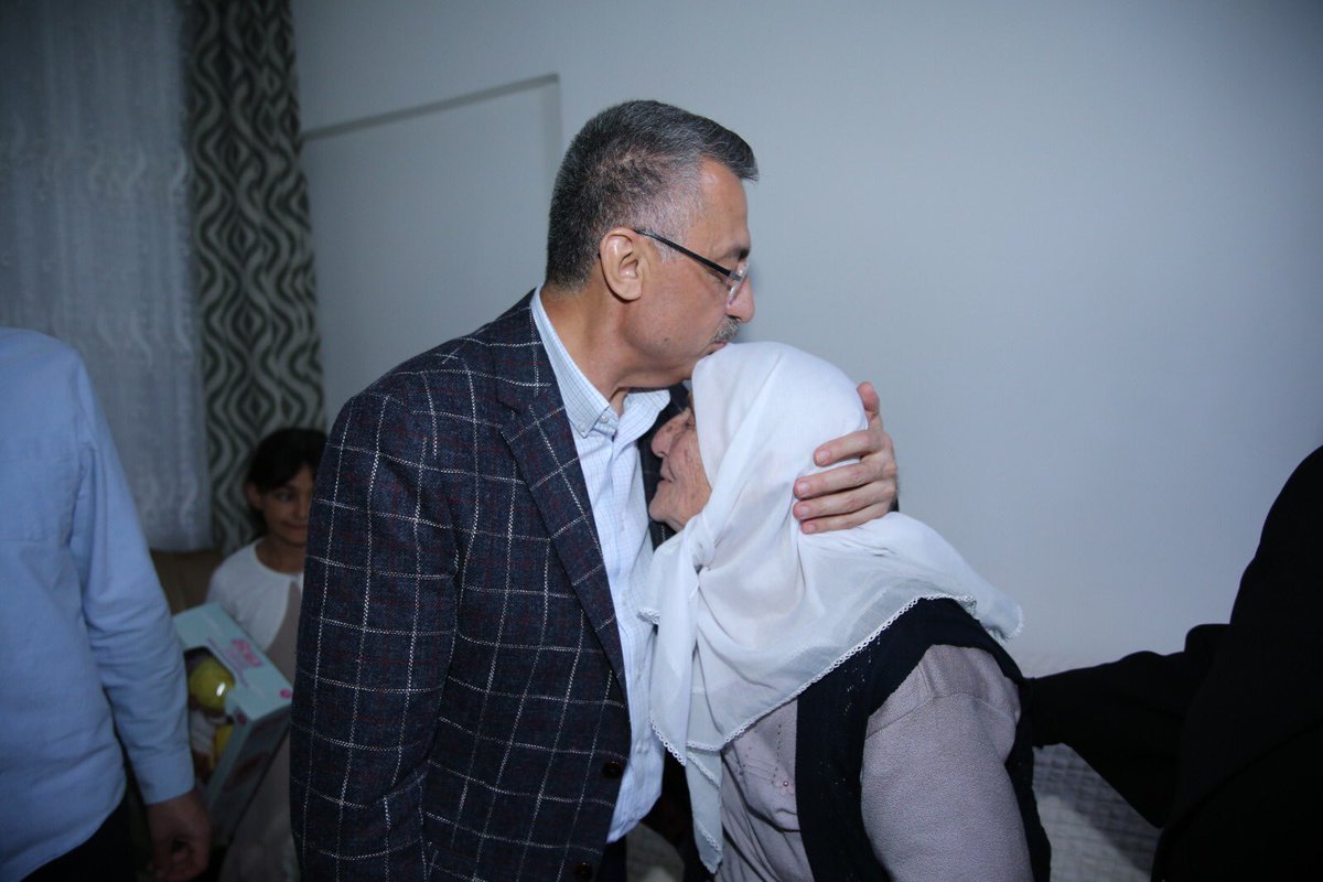 Kızılcahamam’da, 15 Temmuz'da Cumhurbaşkanlığı Külliyesi önünde 3 şehit veren Gülşen ailesini ziyaret ederek, Cumhurbaşkanımız Sn. @RT_Erdogan ‘ın selamlarını ilettik. 

Şehitlerimizin emaneti aileleri başımızın tacıdır. Devletimiz her zaman yanlarında olmaya devam edecektir.