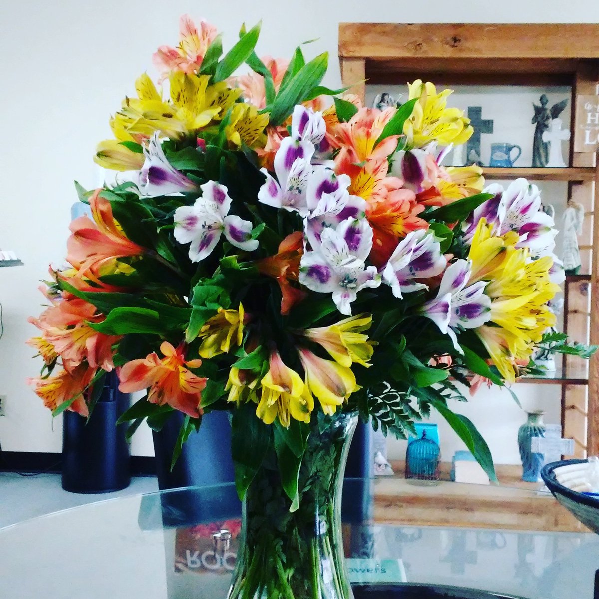 MelsBlossoms's tweet photo. Awesome #Alsro is a very hardy flower that comes in many colors and lasts a long time. https://t.co/FKrEJ0vmFa