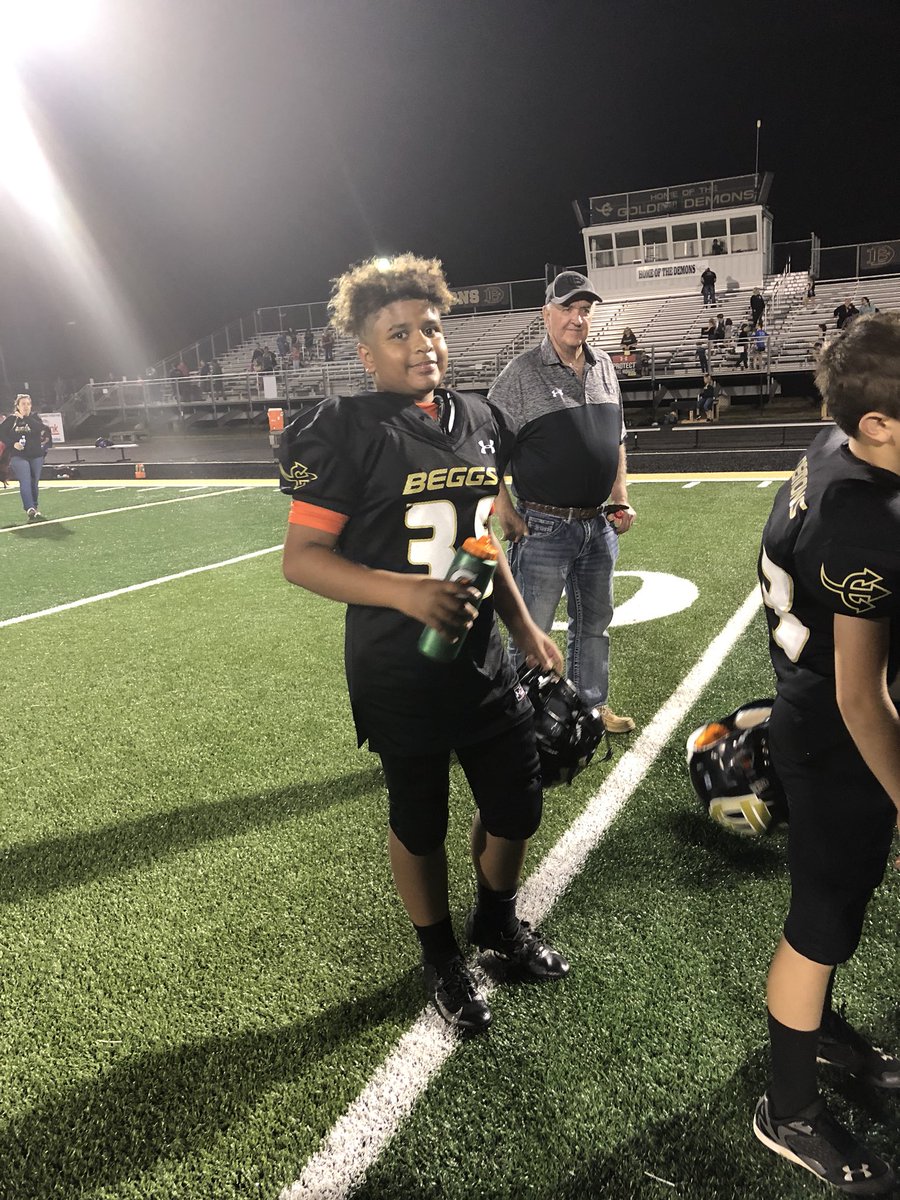 CoachDominic77's tweet photo. Watching my son play middle linebacker from the sideline last night, it really hit me like this kid really has IT at that position. The down hill flow, the Way he scrapes and most importantly playing with his hands violently. Made me say damn this kid is good. #proudpapa #just12 https://t.co/RokKzVlSzU