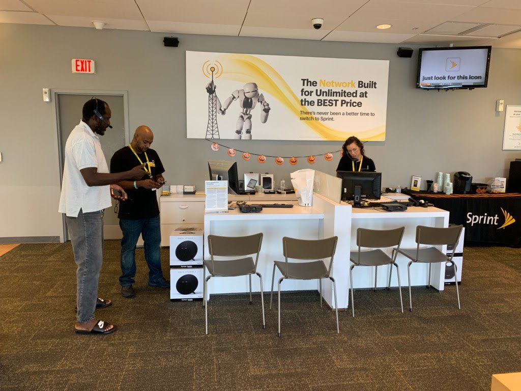 BVLTeam's tweet photo. It's not American Express it's Visa taking you out Sanford team! @TSanzano @yourlgguy @SanfordSprint @nataliesprint @SprintSouthEast #StoreSwap #CallingYouOut @Visael #welcometomyhouse @dustinknapp @andrewroberts91 @mark_nachman https://t.co/DE1MzBu0TI