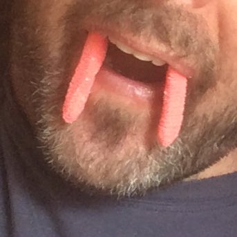 BE_R2's tweet photo. #GayHalloween #Halloween2018 #FirstRehearsal #TooPink #Dracula #SourStrawberry Sunday gumy snake teethππ»π€π€(yummy) https://t.co/hhQW0UvHm9