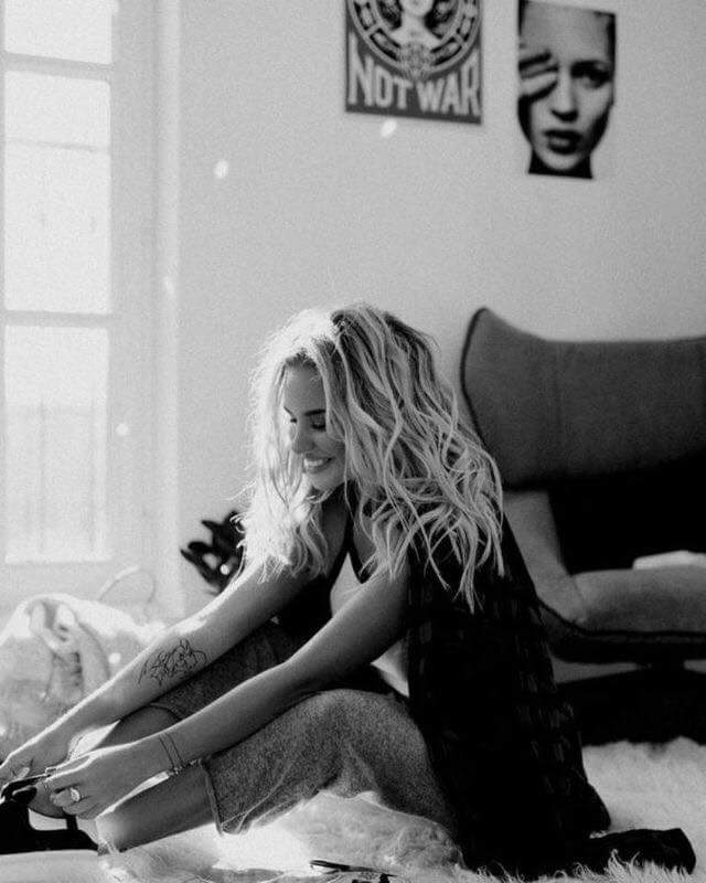 mar_de_sirena's tweet photo. @HotmaiBill @superjuarez93_ @satishc36366576 @bynsny @jack @HindiZahra @ianbremmer #WriTingOnSunDay✍️#LeTsWriTeTwiTTer!
#WorkOut YOUR #Mind: #Read and #WriTe
#LessButtMoreBooks✍️#LessBodyMoreBrain
#LiveTheArtOfSimple🥂SanTé
P.S.:
My NeT IS Sleeping, but IAm Awake👅SmileSS
Beso de Vida Y Abrazo de Paz🥂
#LeTsFlyWithMusic🎵
Céu🎵2005 (#FullAlbum)
#Singing👅 https://t.co/0YaHK7kBH9