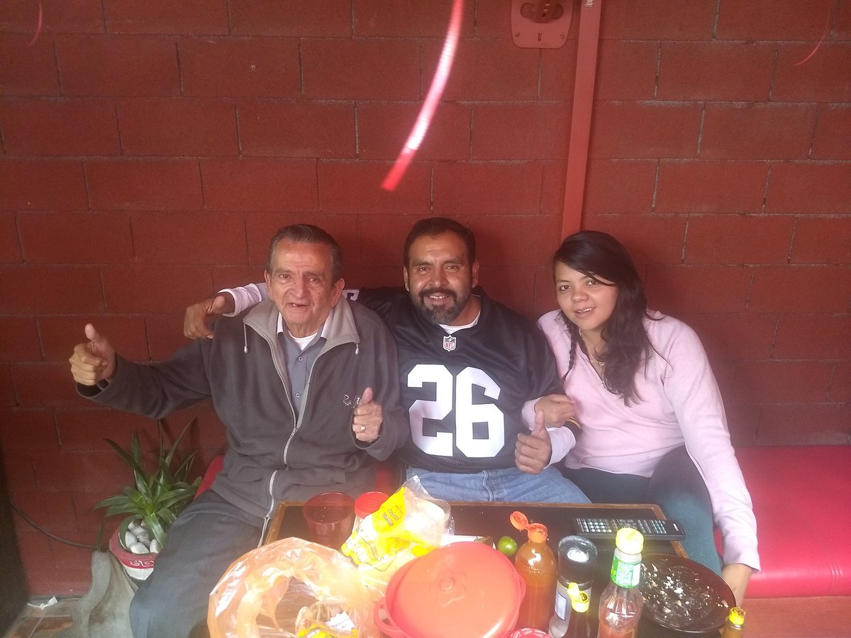 cayrox's tweet photo. #NFLTD disfrutando el partido de Steelers https://t.co/dKQtugReEM