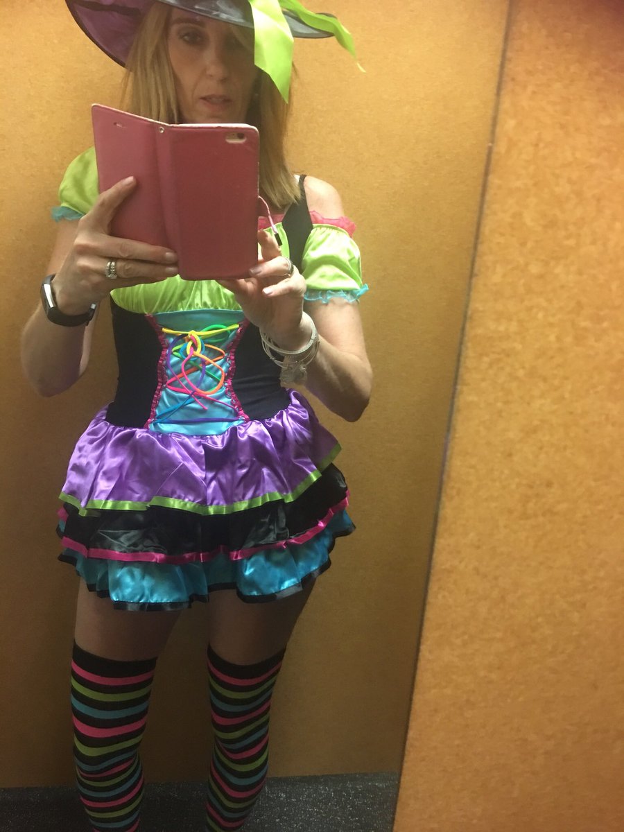 jfryeeeee's tweet photo. never tell your mom you need help finding a halloween costume https://t.co/zpTeGmx0pu