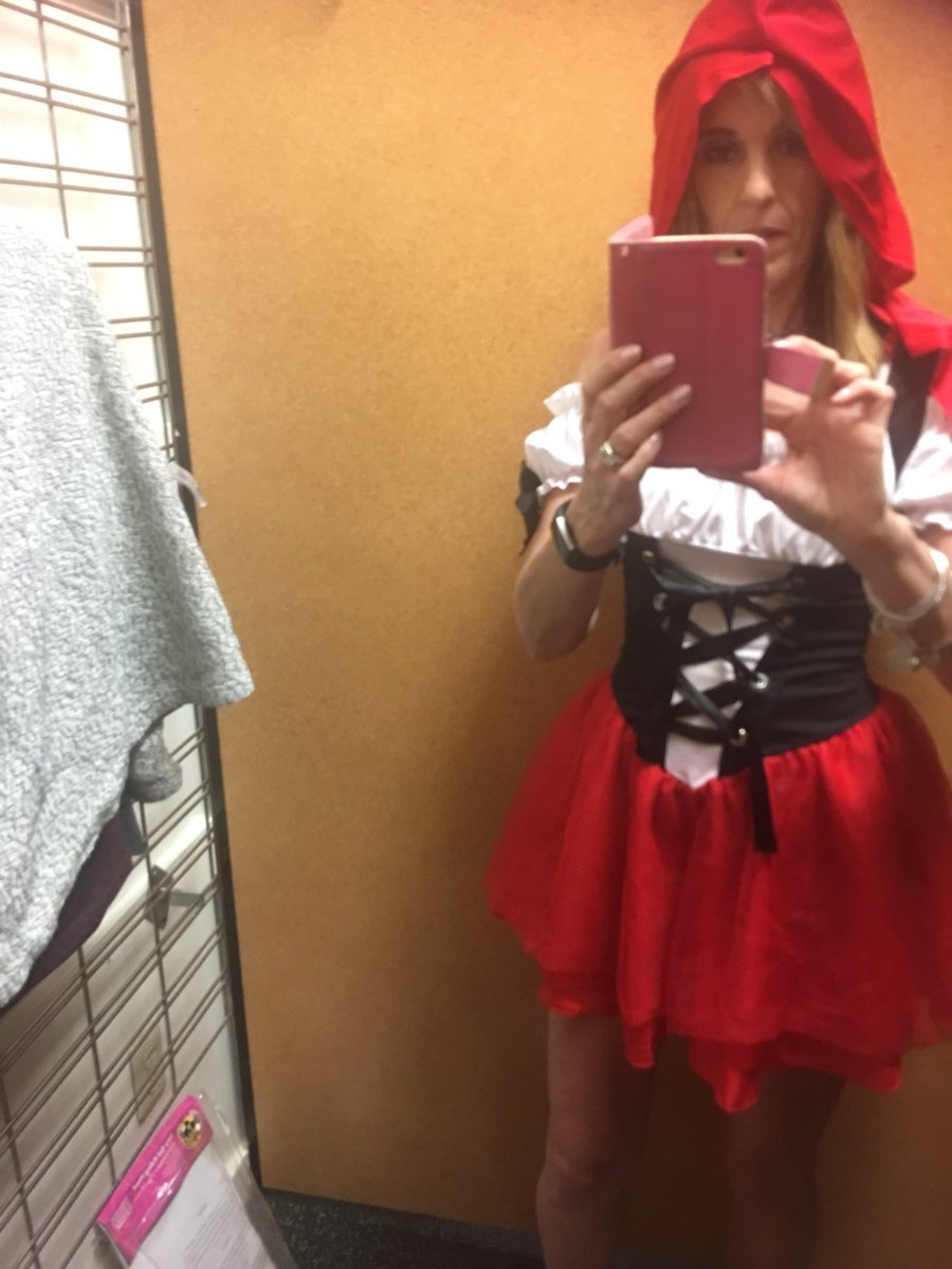 jfryeeeee's tweet photo. never tell your mom you need help finding a halloween costume https://t.co/zpTeGmx0pu