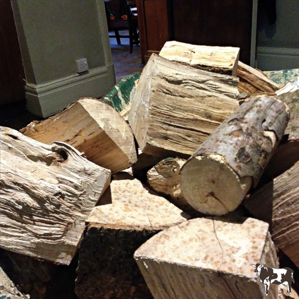 amberleyinn's tweet photo. With the evenings getting a tad chilly now we have plenty of dried, seasoned wood to keep you toasty warm 🔥@amberleyinn right through the winter ❄️
#comehometoarelfire #openfire #woodburner #logburner #keepyouwarm #cotswoldcharm #alehouse #wine #amberleyinn #minchinhampton https://t.co/gIAxmuXnL3