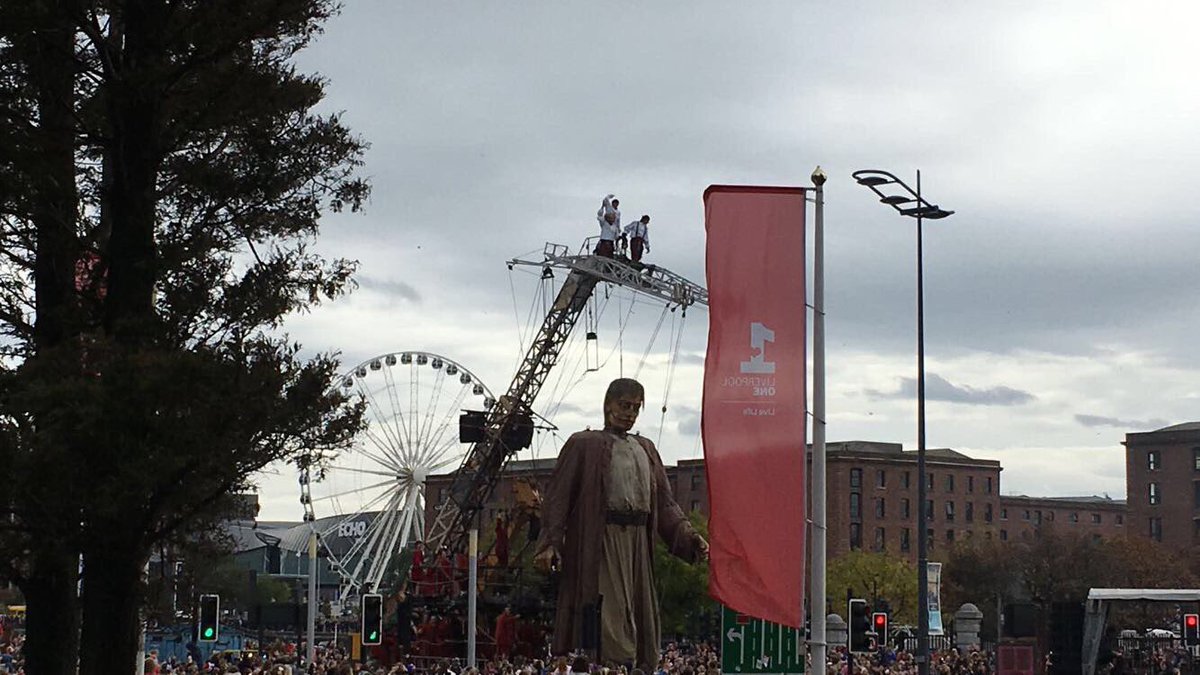 nicola_jane07's tweet photo. Fab weekend with all of my favourite people hunting for giants 🙌👣💕 #LiverpoolGiants #Echoframe #GiantSpectacularLiverpool #Familytimes https://t.co/tnYGnmK0FL