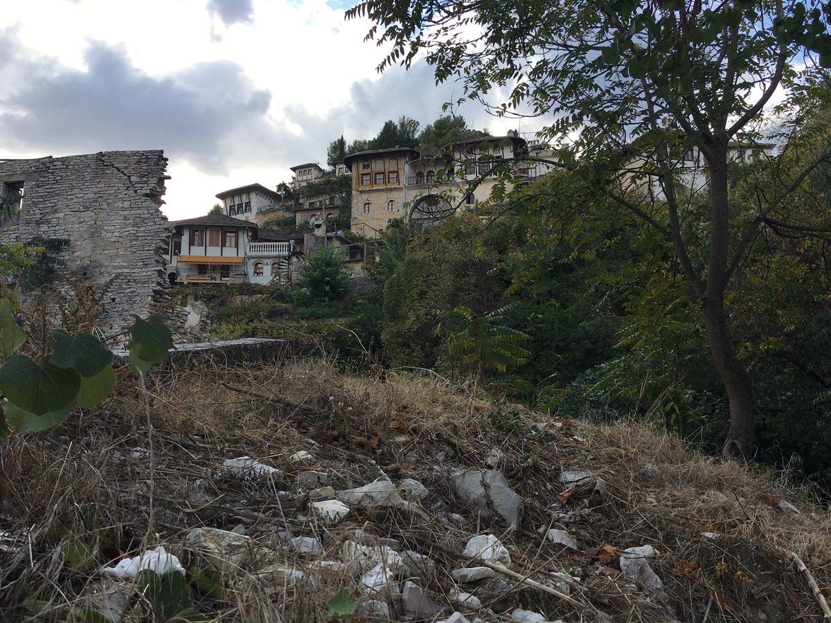 Gjirokaster, Arnavutluk.

1417-1912 yılları arasında Osmanlı hâkimiyetinde kalan şehrin o dönemdeki ismi Ergiri idi.

Arnavutluk diktatörü Enver Hoca'nın (1908-1985) doğum yeri olan şehir, Osmanlı döneminde Balkanların en önemli ilim merkezlerinden biriydi.