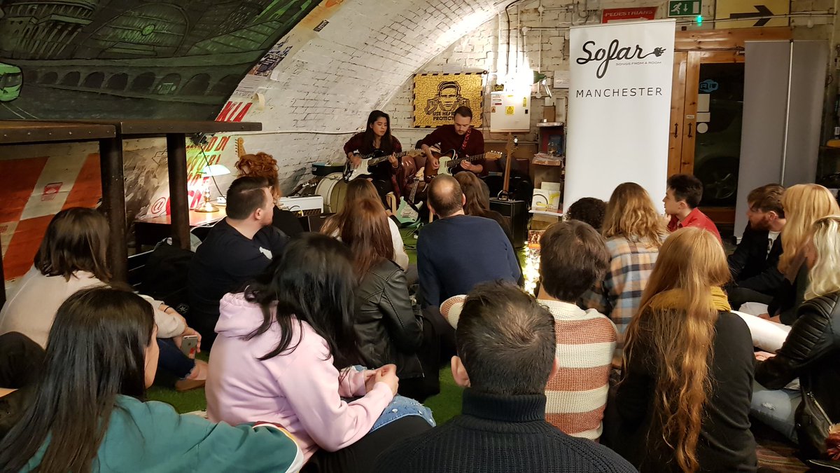 So <a href="/alinalymusic/">Alina Ly</a>'s performance was absolutely awesome. Check out her new single 'Higher' because it is beautiful. Next up <a href="/keelinmusic/">Caoilfhionn Rose</a> #SofarMCR #SofarSounds