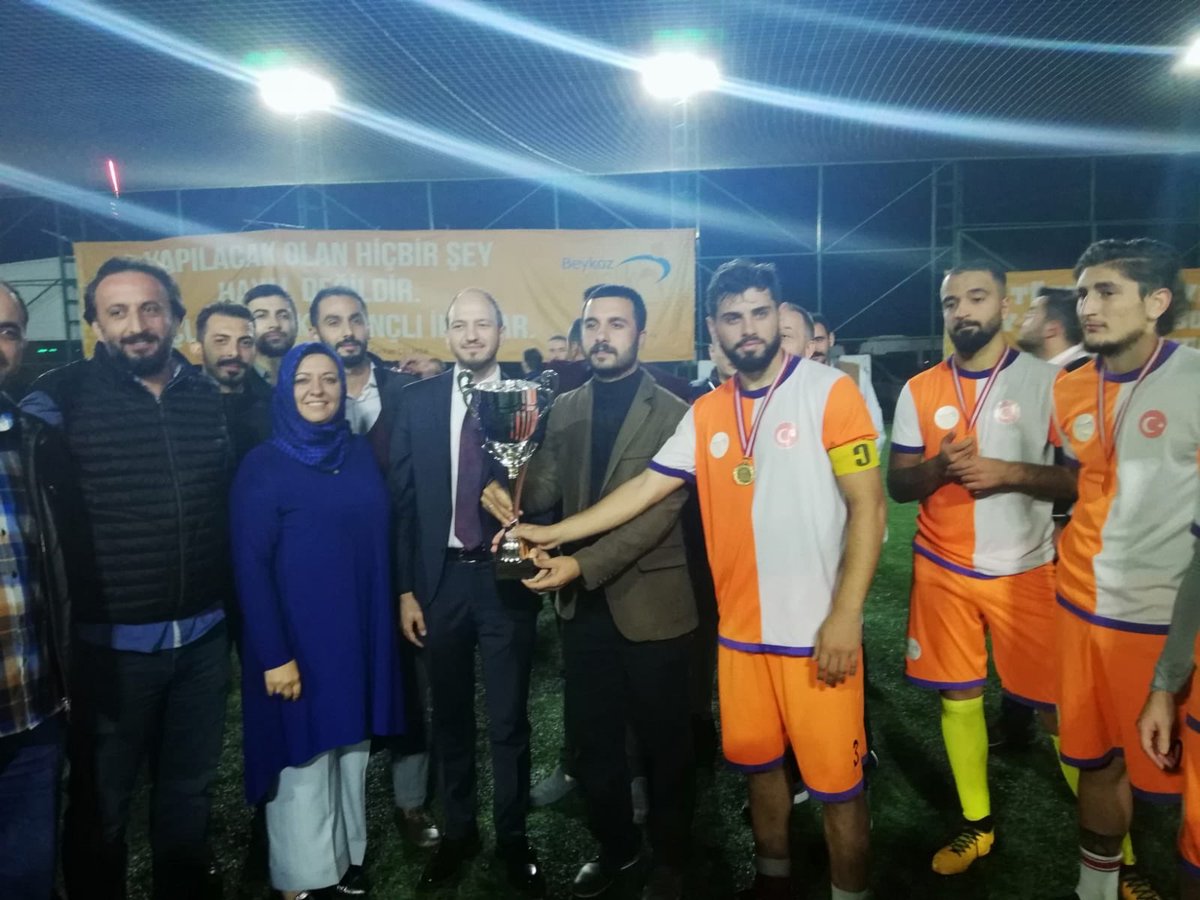 akgenclikbeykz's tweet photo. Futbol turnuvamızın şambyonu Çubuklu mhl.olmuştur.Turnuvamıza desteklerinden dolayı Başta il Bşk @osmantomakin52 il Ykü @mafsin İlçe Bşk @mhanefidilmac İlçe Kadın kol.Bşk @gaye_zayf ve beykozumuzun Gnç.kol.Bşk gençliğin ağabeyi @Furkan_celiker beyefendiye teşekkrlermzi arz edriz https://t.co/pJuIIWMdvl
