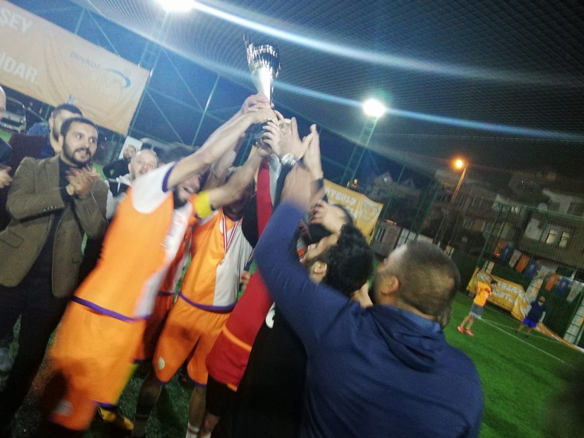 akgenclikbeykz's tweet photo. Futbol turnuvamızın şambyonu Çubuklu mhl.olmuştur.Turnuvamıza desteklerinden dolayı Başta il Bşk @osmantomakin52 il Ykü @mafsin İlçe Bşk @mhanefidilmac İlçe Kadın kol.Bşk @gaye_zayf ve beykozumuzun Gnç.kol.Bşk gençliğin ağabeyi @Furkan_celiker beyefendiye teşekkrlermzi arz edriz https://t.co/pJuIIWMdvl