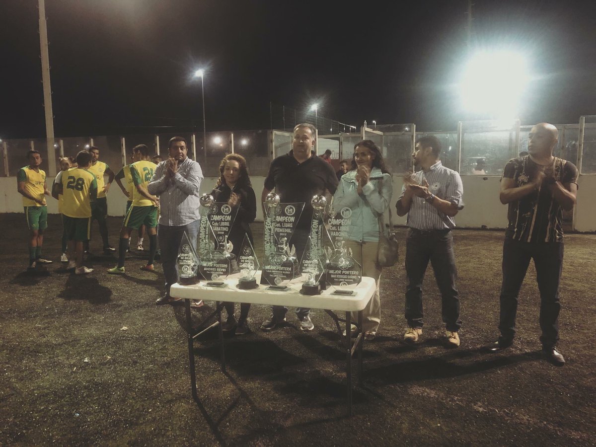 YolandaInmude's tweet photo. Premiación en el #InstitutoMunicipalDelDeporte 
varonil y femenil de fútbol ⚽️🥇🥈🥉

#Durango2018 https://t.co/Sb9CkkHCdw