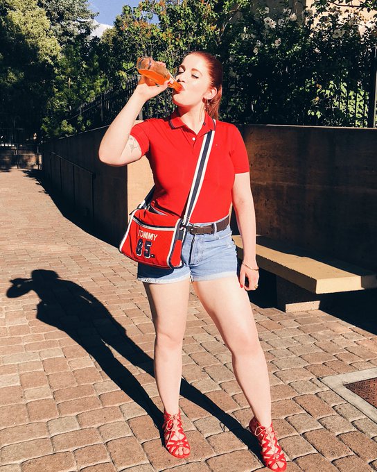 who loves orange soda? Sel loves orange soda! is it true? oh yes, oh yes it&rsquo;s true! 🍊 https://t.co/A<a href="/tag/smcontest"class="tags"><span>#smcontest</span></a>