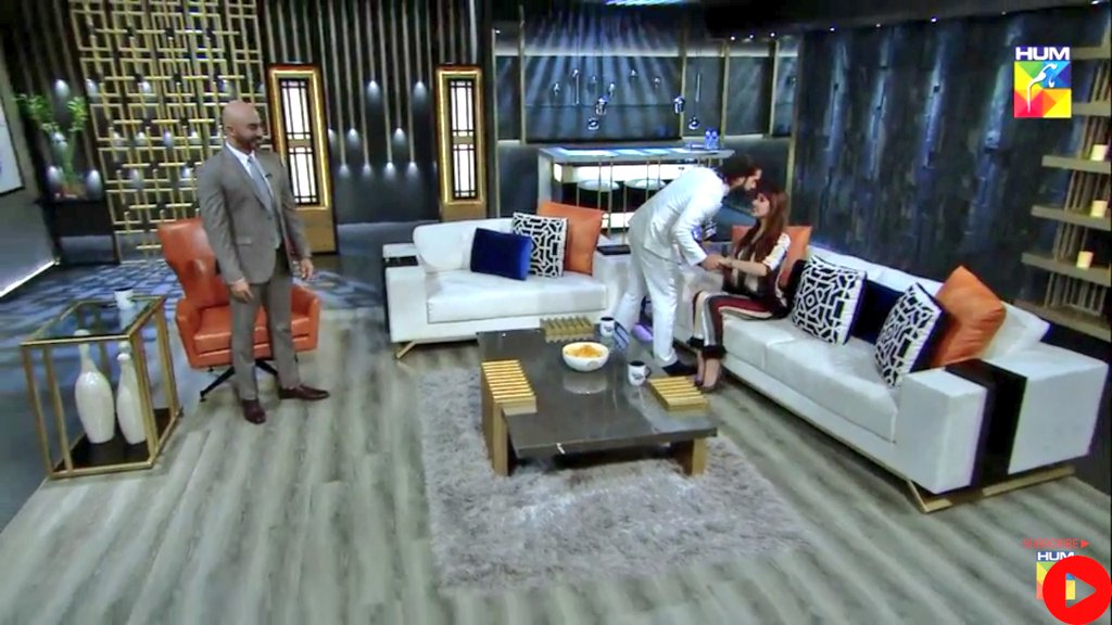 Ayesha_ZaYain2's tweet photo. Mil tou aese rahe they jese show par hi miltey hon😂😍❤
#AlReem
#TONITEWITHHSY https://t.co/AI28nwHwiK