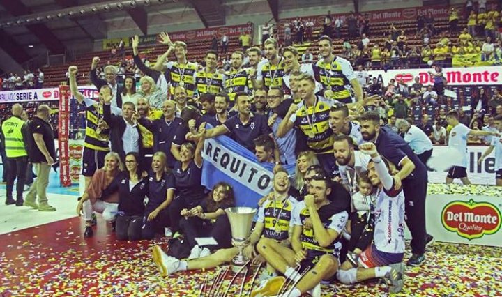 AnnaCarangelo's tweet photo. La supercoppa è nostra @modenavolley 💛💙 @zaytsev @DanyMazz1 @simoanza17 @TotoRossini @MaxwellHolt @MChristenson5 @bednii 
#NSLS #asone #DelMonteSupercoppa 💛💙 https://t.co/J60L3oKsRY