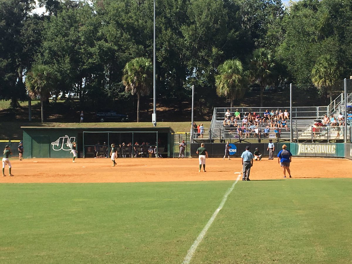 mzhurt623's tweet photo. Taking in some fall ball at Jacksonville University during vacation. #D1Softball @FH_Raiders https://t.co/w5KUEzloOO
