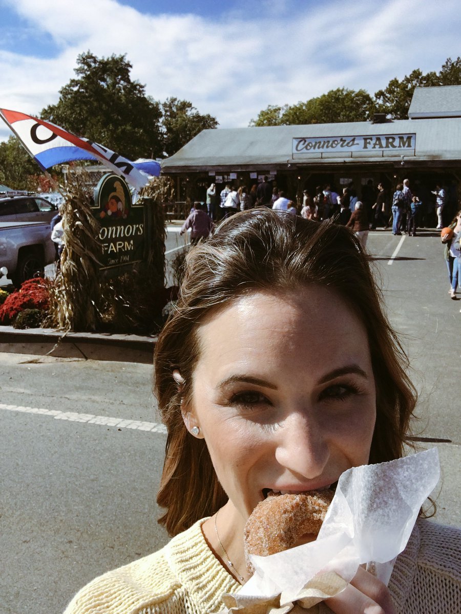 vanessainboston's tweet photo. •crisp, fall day ✔️
•hand-picked produce at @connorsfarm ✔️
•#sweaterweather game on point ✔️
• melt-in-your-mouth apple cider donut ✔️

#envisiontones #folkportraits #GirlsOfTwitter https://t.co/ja84hFG46D