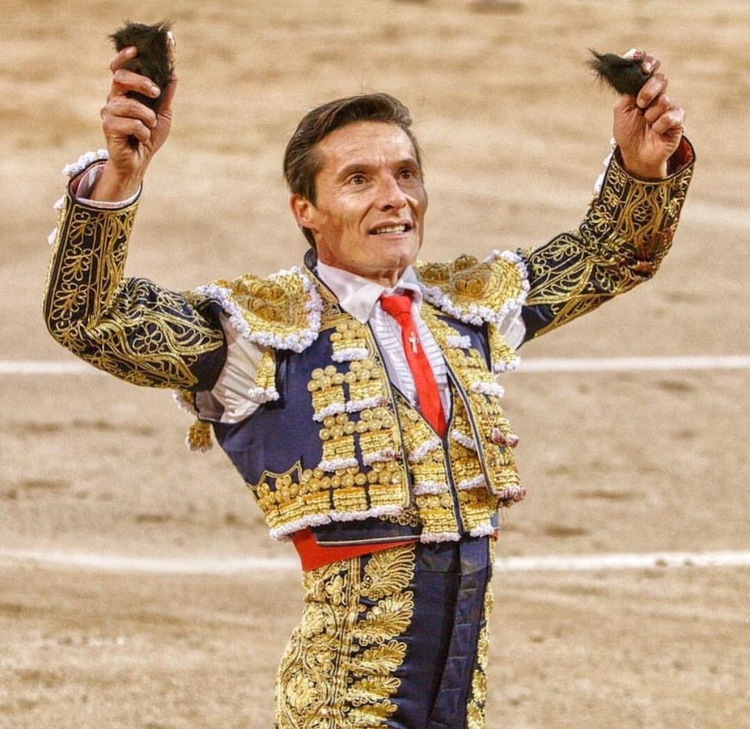 BurladeroJoveen's tweet photo. ¡DIEGO URDIALES REVIENTA LA PUERTA GRANDE DE MADRID!
Sin duda, una de las puertas grandes más clamorosas y más claras de los últimos tiempos. Cuando hay toreo y hay emoción, nos ponemos todos de acuerdo. Y hoy Diego Urdiales nos ha hecho llorar... https://t.co/4rsnRpP8Qo