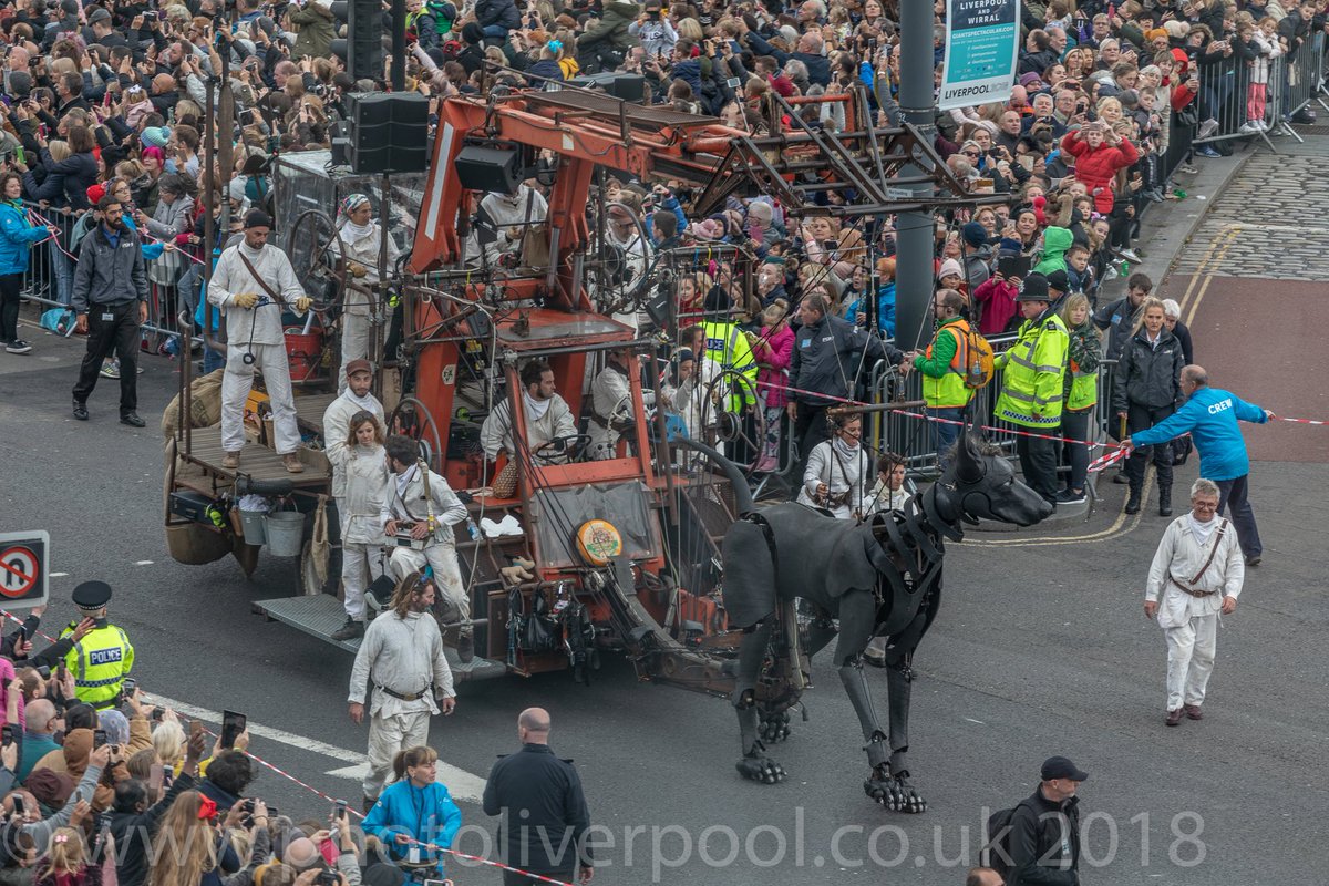 photolpool's tweet photo. I made it home to #liverpool earlier after some time away just in time for the Finale to the amazing #GiantSpectacular #giants #loveliverpool #LiverpoolGiants @GiantSpectacle @lpoolcouncil https://t.co/MeQYD8hsQQ