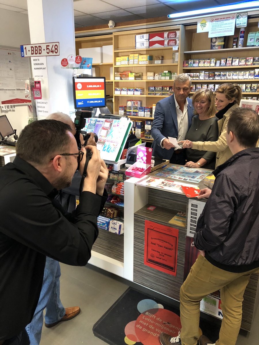 verstraetebart's tweet image. Zaterdag Roeselaarse lokale handelaars bezocht met enkele fijne acteurs van Familie &amp;amp; attenties voor hun klanten. Happy en warme gezichten. Dit mis je zeker op je PC als je surft naar buitenlandse webshops #weekendvandeklant @UNIZOvzw @UNIZOwvl @comeos_nl