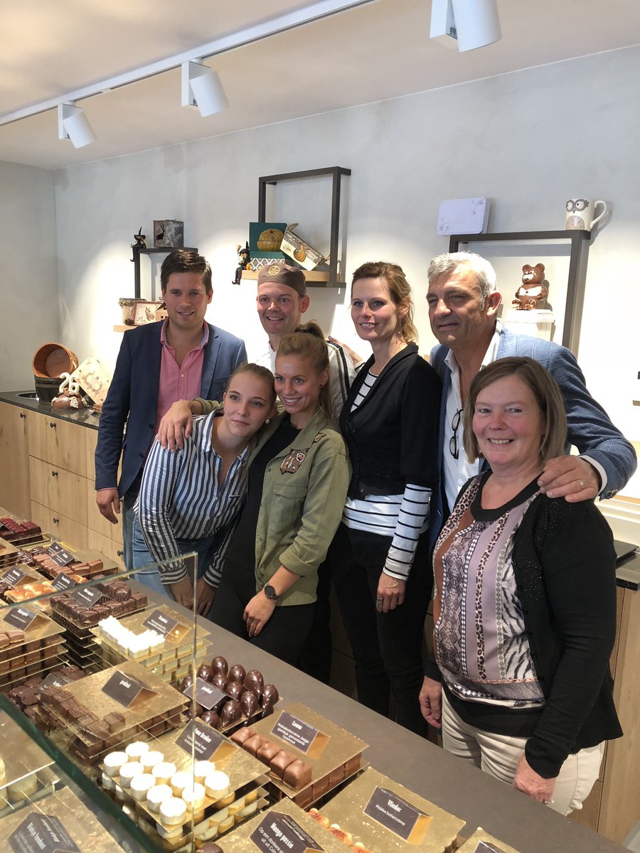 verstraetebart's tweet image. Zaterdag Roeselaarse lokale handelaars bezocht met enkele fijne acteurs van Familie &amp;amp; attenties voor hun klanten. Happy en warme gezichten. Dit mis je zeker op je PC als je surft naar buitenlandse webshops #weekendvandeklant @UNIZOvzw @UNIZOwvl @comeos_nl