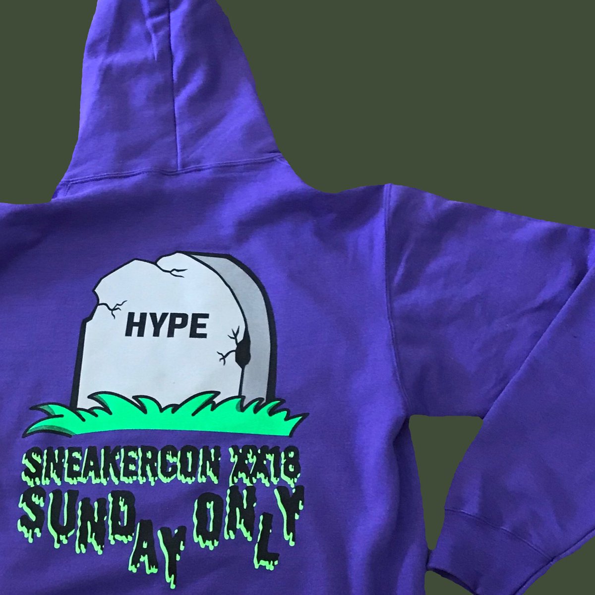 QiasOmar's tweet photo. TORONTO!!! This Sunday at @sneakercon (Oct 14) we are dropping the #SundayOnly shirt and hoodie!! All purchases come with a raffle ticket for a free pair of sneakers ๐ also we are having a live performance from my brother @moevsn so pull up because itโs gonna be a movie ๐ https://t.co/6d0Yvq86mp