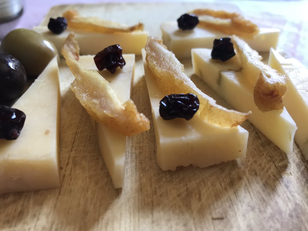 👨🏻‍🍳 ... Por aquí ... una tablita gourmet con nuestros quesos ... #quesosdepasto #grasscheese 🌱🐄🧀