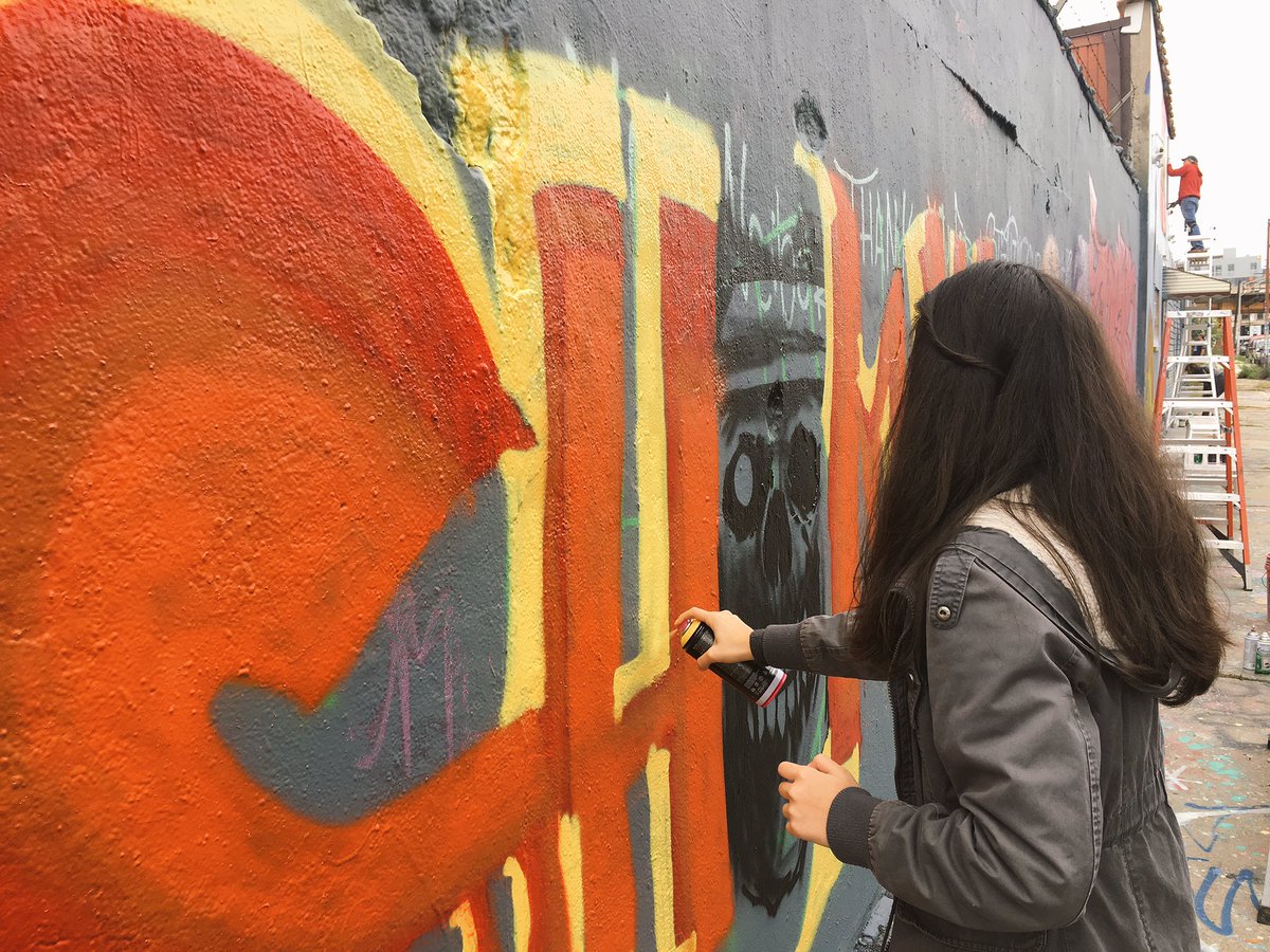 sglass771's tweet photo. Got to meet & watch #Chicago og graf writers at the #flashwall yesterday. @flashabc #makeart #graffiti #HipHopEd https://t.co/nmE1PUkPYX