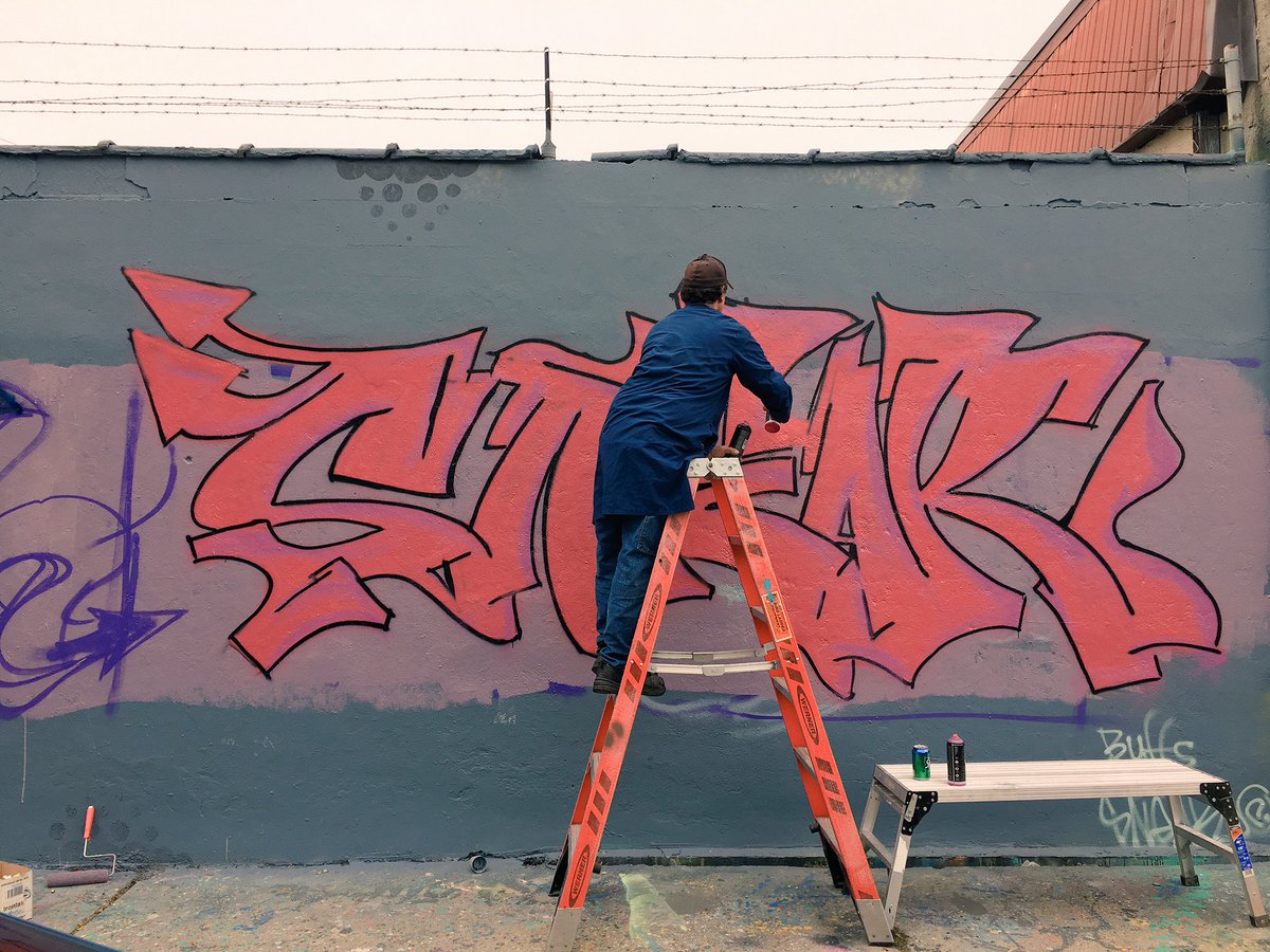 sglass771's tweet photo. Got to meet & watch #Chicago og graf writers at the #flashwall yesterday. @flashabc #makeart #graffiti #HipHopEd https://t.co/nmE1PUkPYX