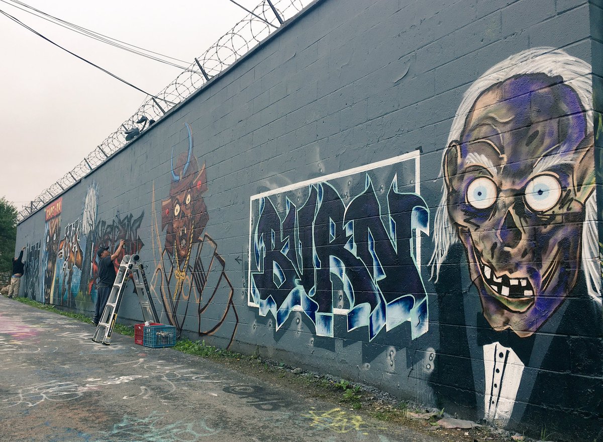 sglass771's tweet photo. Got to meet & watch #Chicago og graf writers at the #flashwall yesterday. @flashabc #makeart #graffiti #HipHopEd https://t.co/nmE1PUkPYX