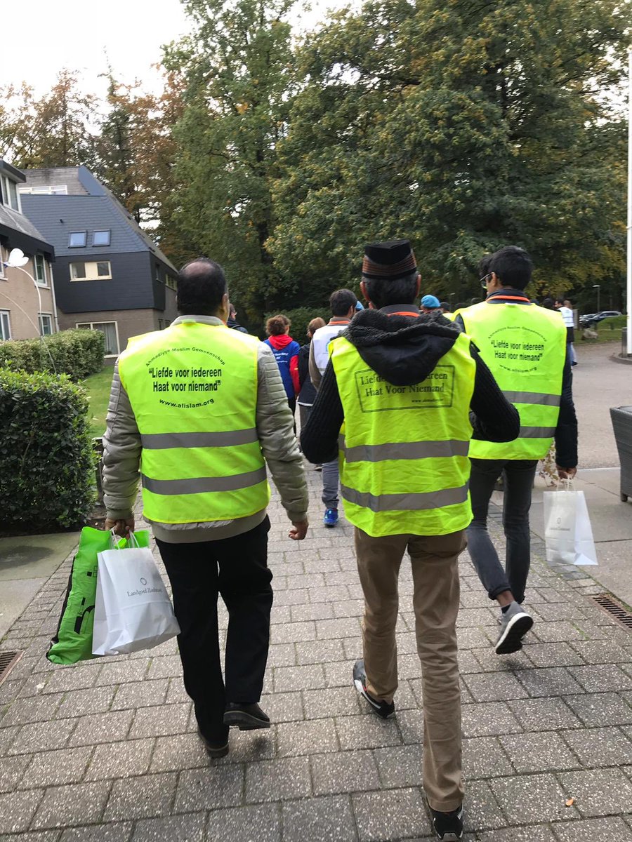 AhmadiJongeren's tweet photo. #AhmadiJongeren uit Nederland en België namen vandaag deel aan de #vredesloop in #Doorn. https://t.co/rSR3KcxiJV