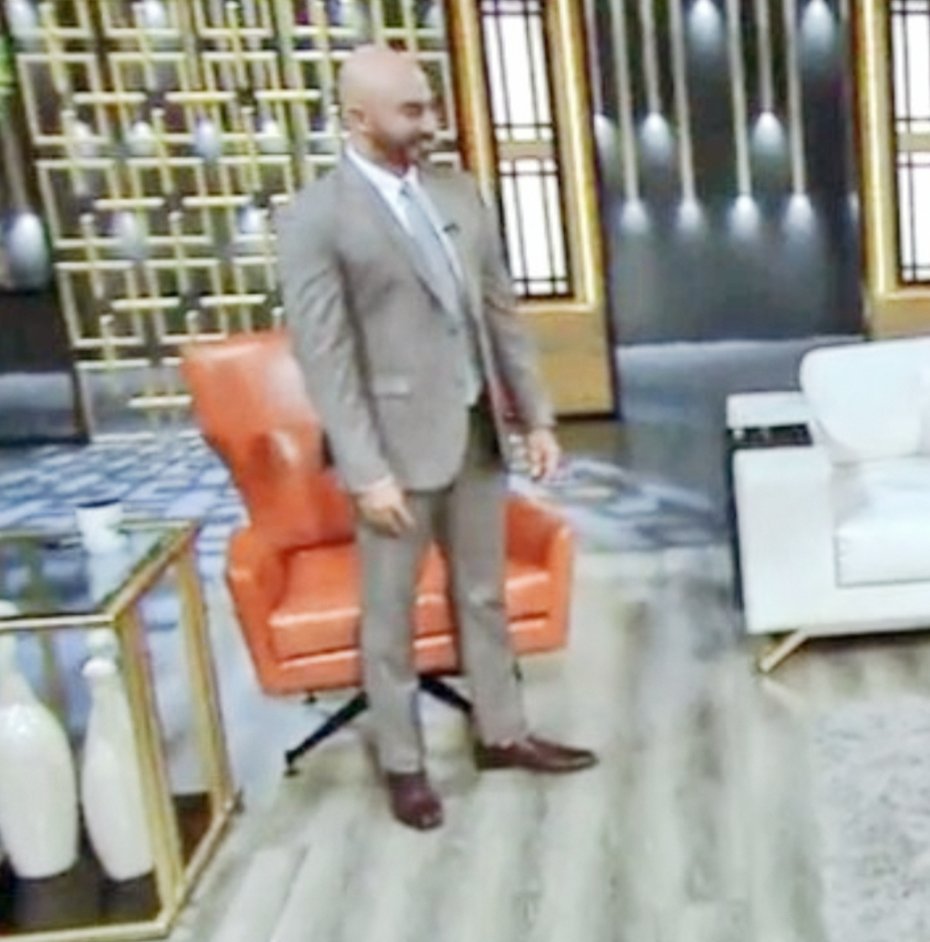 Ayesha91788061's tweet photo. Zoommmm Vooommmm❤
The Way Hsy Is Standing and Watching them and like "Sadkey Jaaon" 😂😂
I lovee you Hsy For Asking them till last moment Good Tryy Dudee😜
#Alreem #TONITEWITHHSY https://t.co/GhxtbUahmV