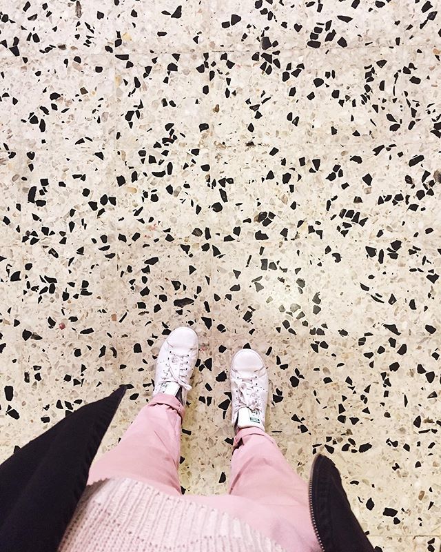 Pink is the new punk! 💕🖤
.
.
#agamesoftones #matchymatchy #matchingcolors #fwis #fromwhereistand #graniglia #ihavethisthingwithpink #ihavethisthingwithfloors #pinksunday #vsco #vscocam #adidasstansmith ift.tt/2PkVudN