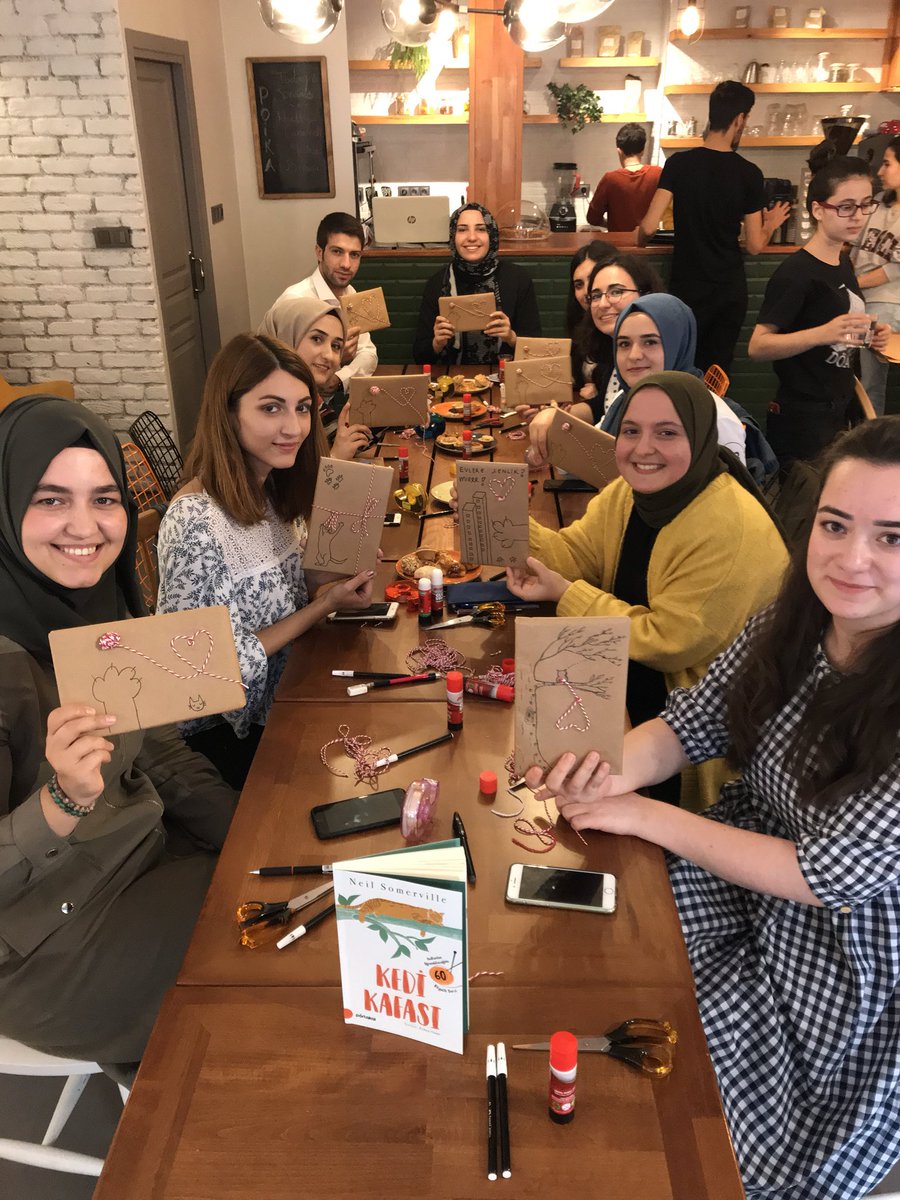 Bugün <a href="/KitapPortakal/">Portakal Kitap</a> ‘ın yeni çevirisi Kedi Kafası’nın lansmanında biz de vardık😻 Davetlilerle beraber önce kedileri konuştuk, sonra da sürdürülebilir paketleri. Birlikte kahve eşliğinde kitap kaplayıp sohbet etmekten çok keyif aldık #KediKafası
