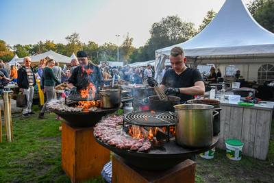 Ruim 6000 bezoekers genieten van De Wilddagen in Vierhouten: Twee dagen lekker wild eten, wild demonstraties en al neuzend van kraam naar kraam om het moois en lekkers te ervaren. De Wilddagen in Vierhouten, die het afgelopen weekend in het centrum van… dlvr.it/Qmc1Tw