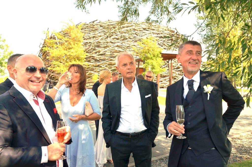 Prezident republiky uděluje Medaili Za zásluhy Michalu Davidovi.
“Zasloužil se o stát v oblasti kultury a umění.”

Střih.

Michal David:
S donem Kočkou
S kmotrem Mrázkem
S bossem Babišem

Zemanovi by neškodil trochu komplexnější pohled na vyznamenávané. Nejde jen o hudbu a céčka.