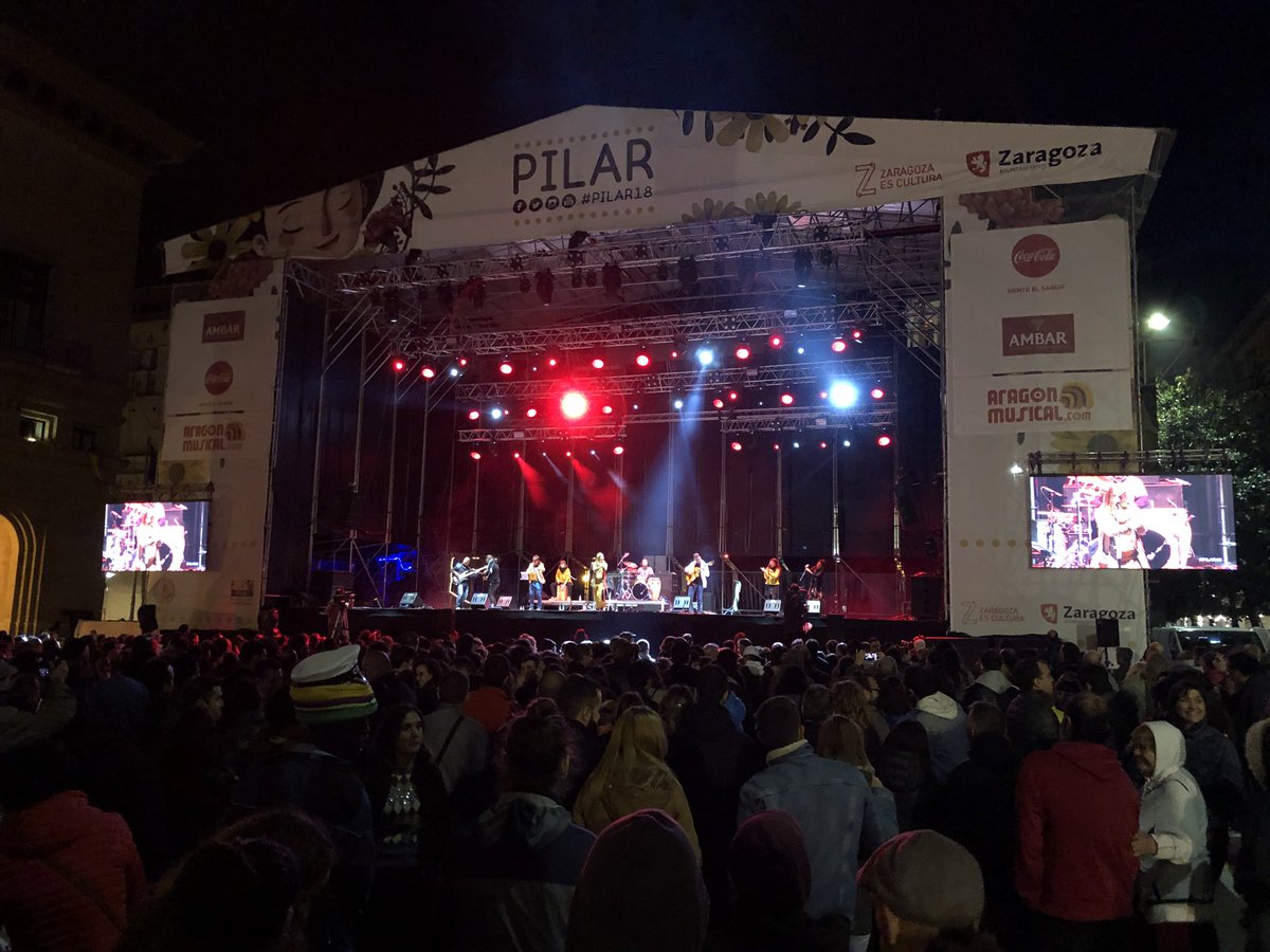 Domingo noche, frío y, ¡¡sorpresa!! 😱, más gente que en el  mayor de los conciertos. Enormes @ChinaChana!!! 💃🕺🏿#GraciasCos #Pilar18 #AragonMusicalMestiza